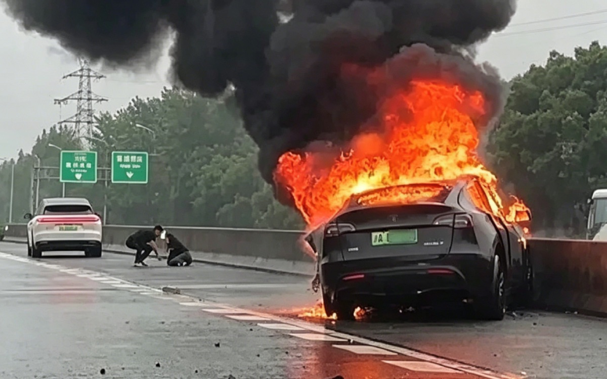 model y feu chine