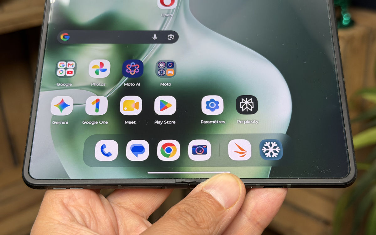 motorola razr fold test