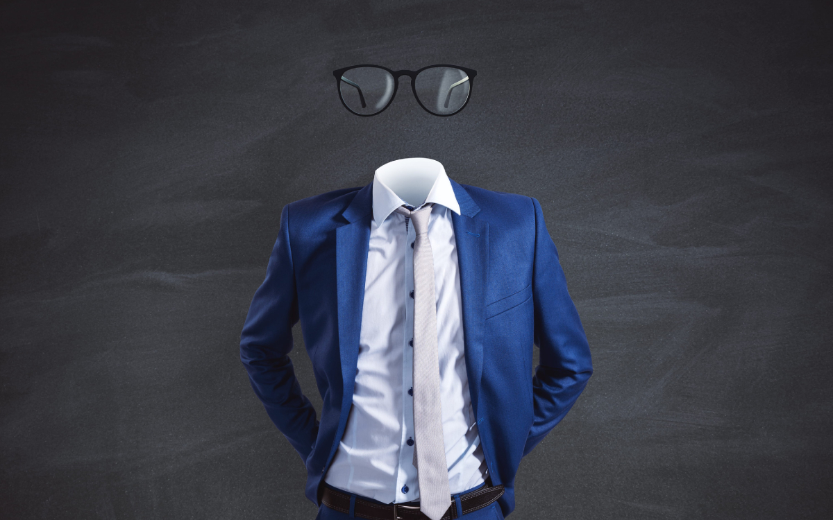 Un homme invisible dont on ne voit que les vêtements
