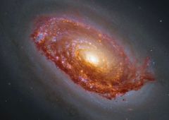 Galaxie de l’Œil noir Hubble et JWST télescope spatial James Webb