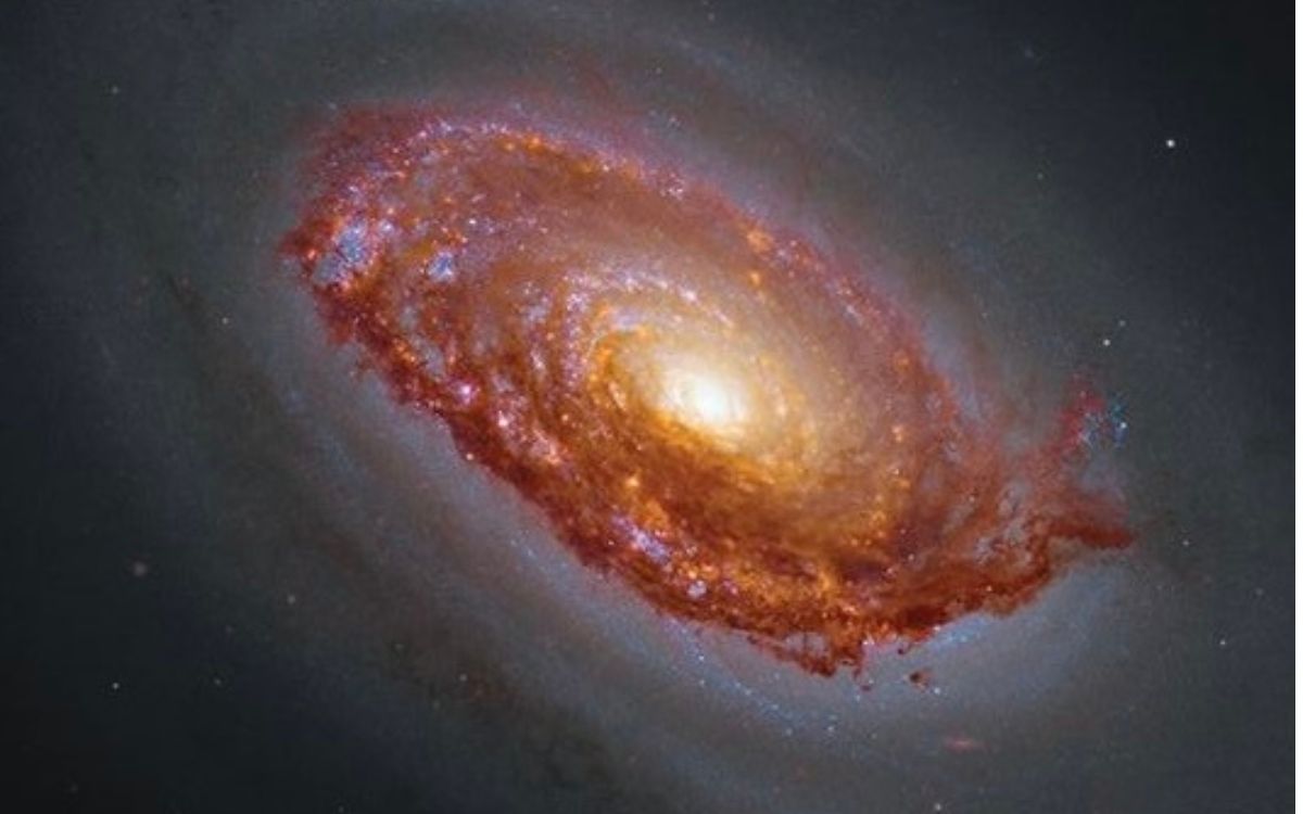 Galaxie de l’Œil noir Hubble et JWST télescope spatial James Webb