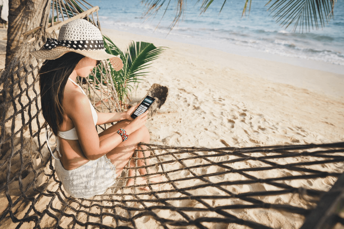 Ubigi-beach-phone