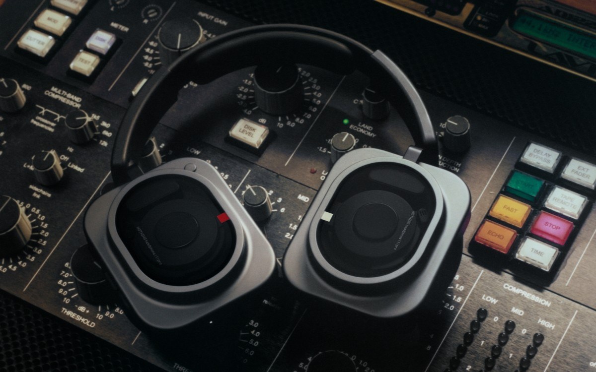Nothing Headphone (1) Pro x Metropolis