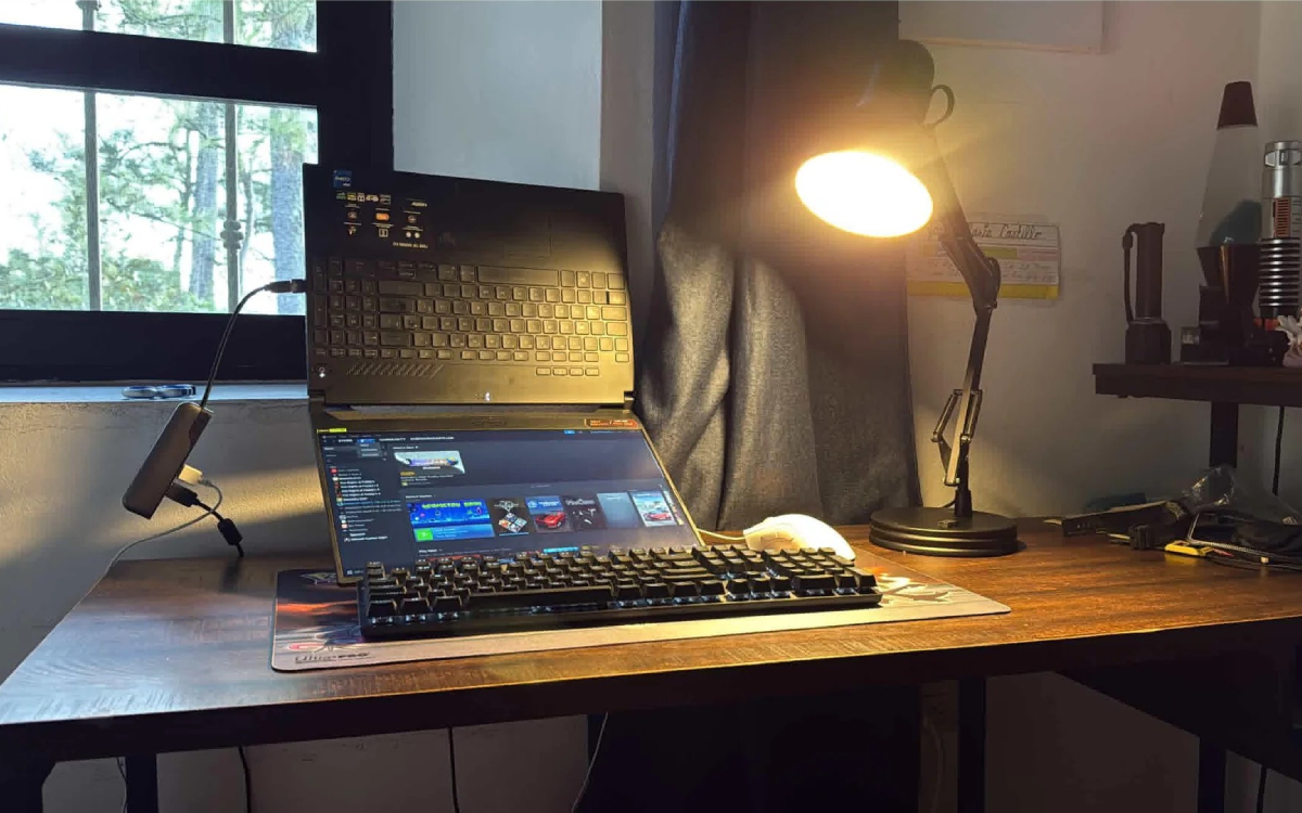 PC portable Asus TUF à l'envers
