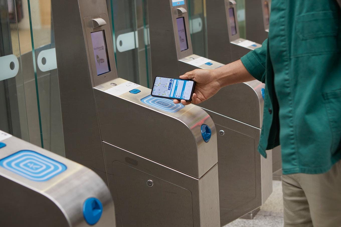 Passe Navigo Annuel sur smartphone et montre connectée IDF Mobilités