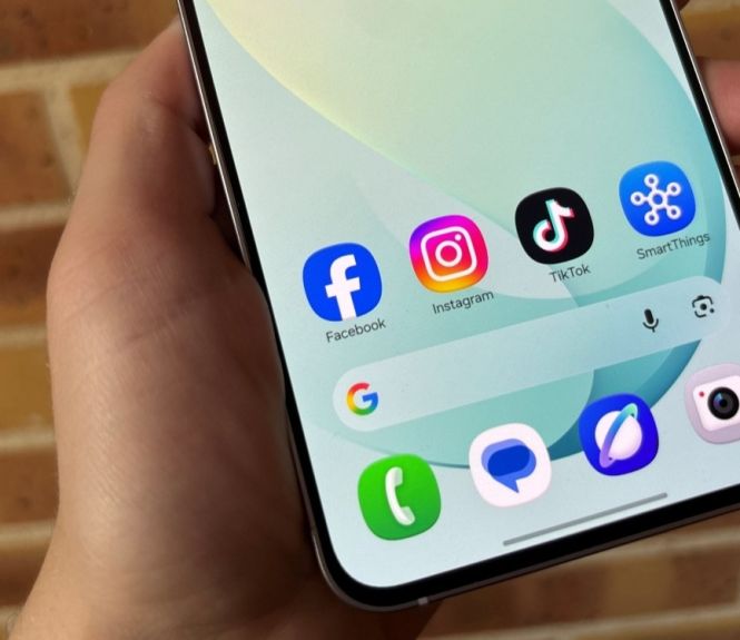 Réseaux sociaux Facebook Instagram TikTok Samsung Galaxy S26 FE 2