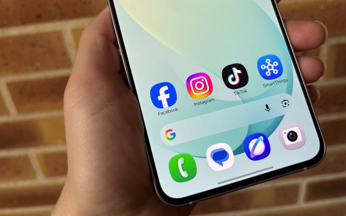 Réseaux sociaux Facebook Instagram TikTok Samsung Galaxy S26 FE 2