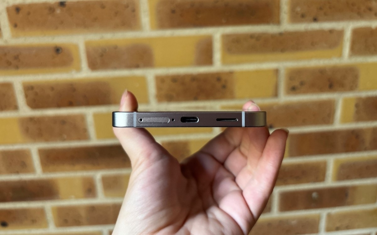 Test Samsung Galaxy S26 FE tranche inférieure