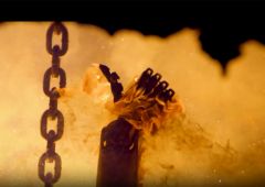 Robot dans une cuve d'acier en fusion