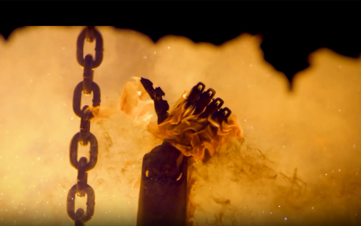 Robot dans une cuve d'acier en fusion