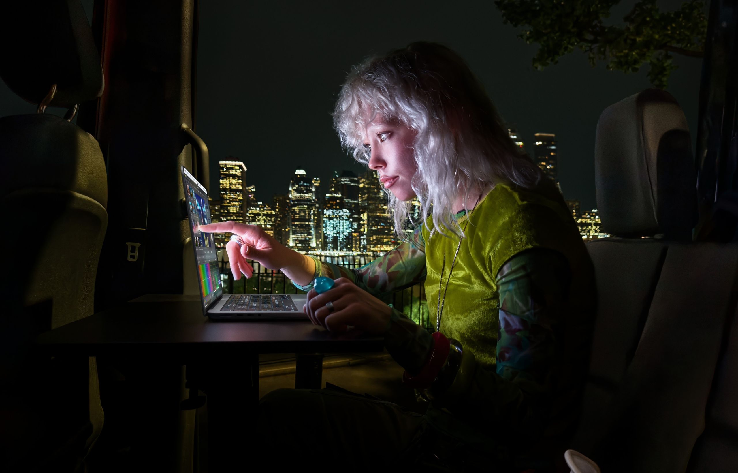 Il est enfin là : Apple dévoile son tout premier MacBook Pro OLED, et oui, l’écran est tactile